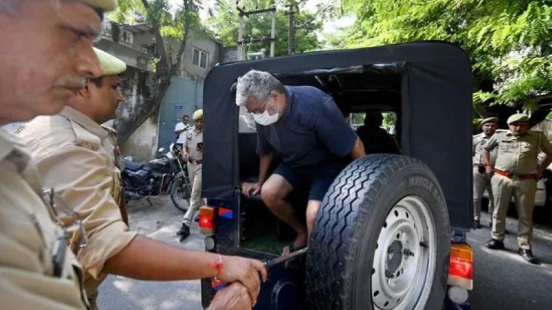 Noida Lawyer Murder: 61 वर्षीय वकील पत्नी की हत्या करने वाला पति घर में छिपा मिला, गिरफ्तार