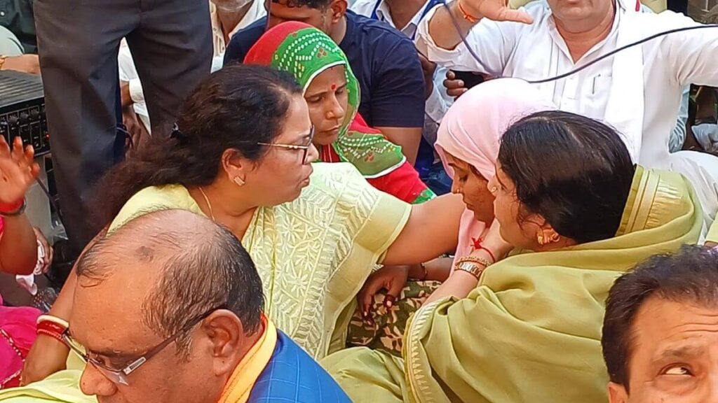 मृतक दलित युवक की बहन को सांत्वना देती राज्यसभा सदस्य कांता कर्दम और रंजीत कोली