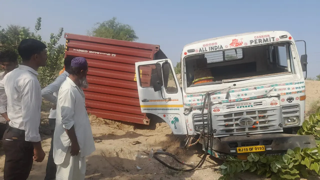 ट्रेलर पलटने से चालक की दर्दनाक मौत