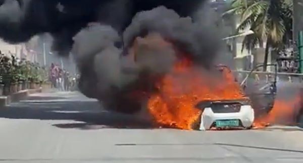 बीच सड़क धूँ-धूँ करके जलने लगी इलेक्ट्रिक कार, बेंगलुरू की इस घटना का विडियो हो रहा वायरल